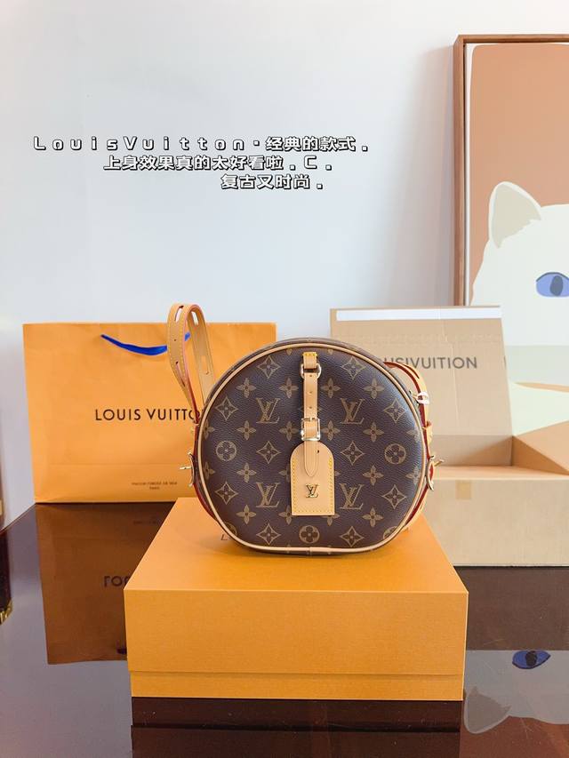 配礼盒. Lv 大圆饼 Lv 苹果包 圆饼包经典的路易*威登帽盒摇身变为此款风格可爱的随身小袋。小巧而实用 双版本设计：经典monogram帆布搭配牛皮饰边；新