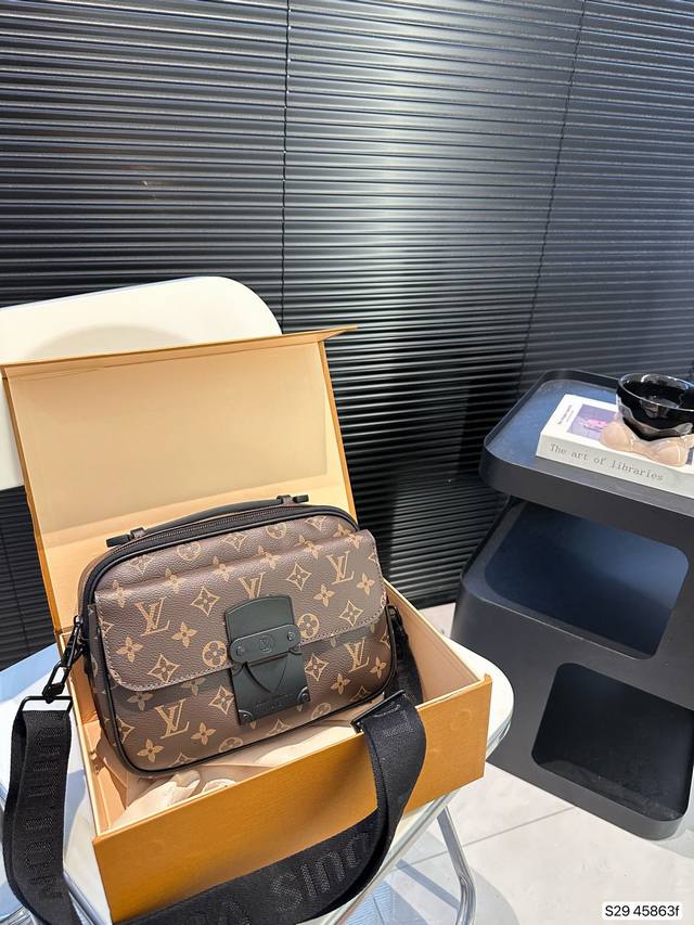 配折叠盒子 Lv走秀新款 邮差包slock 官网同步 新款的男士邮差感觉还不错 轻便空间又大磁扣开合更方便 上班通勤都超适合尺寸24 18 货号45863F