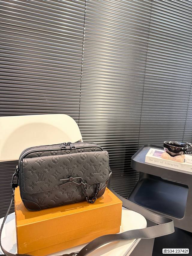 配折叠盒子 纯皮lv新推出的男士邮差包火爆得一包难求,更是带起了一股多款式包包的潮流风,男包款整体的设计比较有型,男生或者酷酷的女生都可以背的喔,尺寸:25 1 配折叠盒子 纯皮lv新推出的男士邮差包火爆得一包难求,更是带起了一股多款式包包的潮流风,男包款整体的设计比较有型,男生或者酷酷的女生都可以背的喔,尺寸:25 1