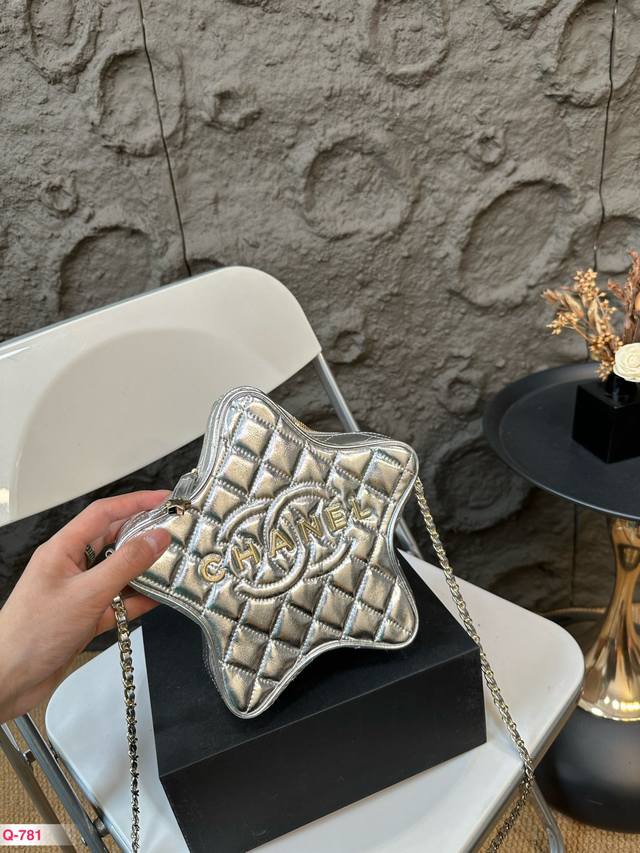 配折叠盒 香奈儿 Chanel 24C 星星包lucky Star!太高级了叭不管穿什么,背上它马上少女感拉满。 背出门走路的时候,就好像一个星星特效跟在身后, 配折叠盒 香奈儿 Chanel 24C 星星包lucky Star!太高级了叭不管穿什么,背上它马上少女感拉满。 背出门走路的时候,就好像一个星星特效跟在身后,