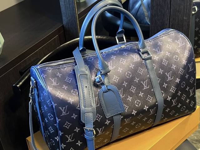 Lv Keepall Bandouliere 旅行袋！ 超酷中lv Keepall老花旅行袋 Lvkeepall 出差旅行最常用的一只包 这是超酷的一只包 可以