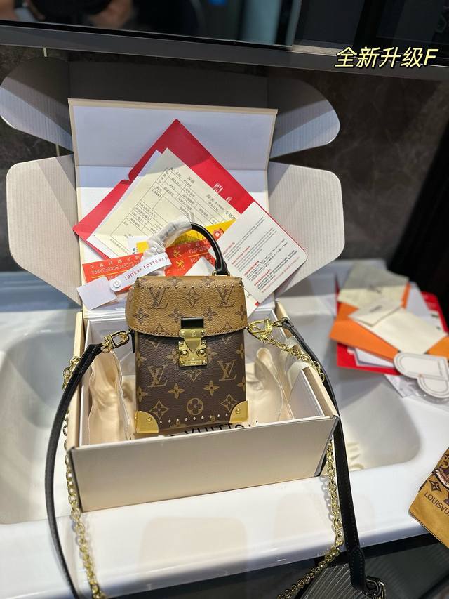 折叠飞机礼盒 Size：13.17Cm Lv 新款camera Box ！ 复刻版 高品质 长肩带！ 统统都有！！