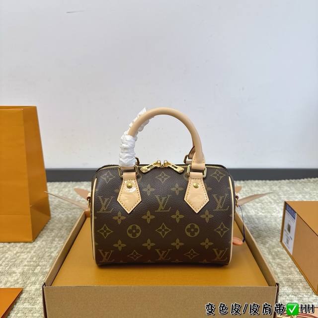 全套包装 Size：20*14Cm L家 Speed20 超喜欢这个size！ 平时无论什么衣服 不用犹豫！ 随便搭！ 搜索 Lv Speed20