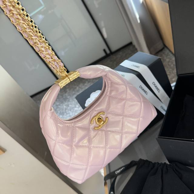 折叠礼盒包装 Chanel 香奈儿 24 新品 流苏hobo 腋下包 谁能拒绝一个能装又好看的hobo啊! 还是羊皮黑金hobo 而且链条也很特别 虽然链条是看 折叠礼盒包装 Chanel 香奈儿 24 新品 流苏hobo 腋下包 谁能拒绝一个能装又好看的hobo啊! 还是羊皮黑金hobo 而且链条也很特别 虽然链条是看