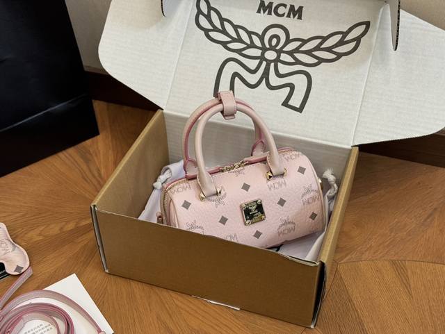 配飞机盒 Size:18*9.5Cm 原单!原单! Mcm Mini波士顿枕头包 专柜对版五金 来咯 出入专柜无压力 赠送小狗配件 配飞机盒 Size:18*9.5Cm 原单!原单! Mcm Mini波士顿枕头包 专柜对版五金 来咯 出入专柜无压力 赠送小狗配件