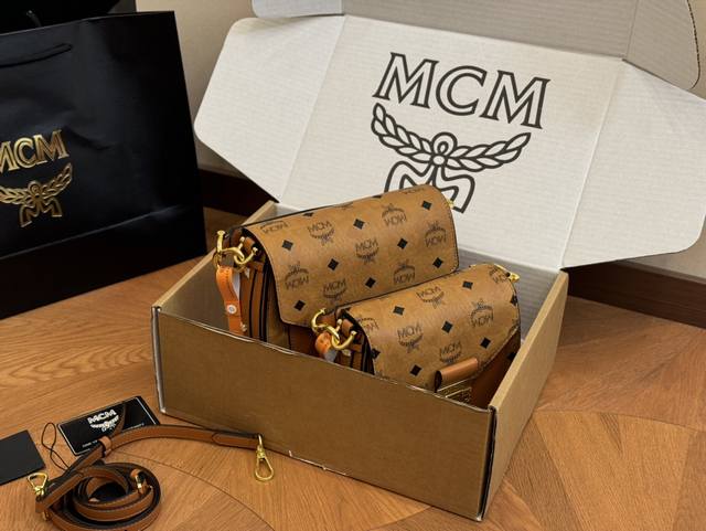 配飞机盒 Size：22.20Cm 17.16Cm 新款mcm马鞍包 升级版 原单渠道货！ 青岛出货 小巧又可爱哦！ 多功能 超实用