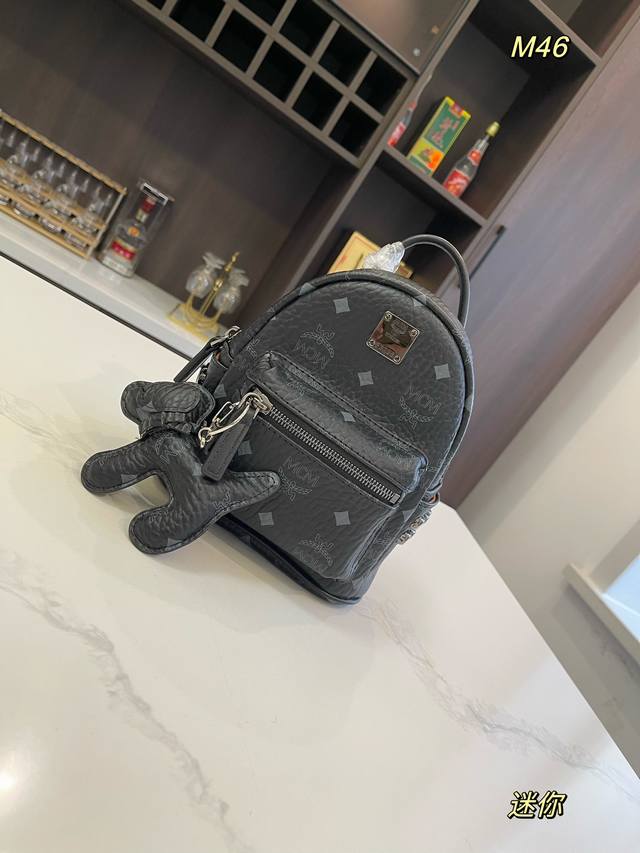 迷你：18*20Cm 礼盒包装送小狗挂件 小号：22*27Cm 无礼盒 中号：27*33Cm 无礼盒 巨无霸：33*40Cm 无礼盒 Mcm 双肩背包 到货啦