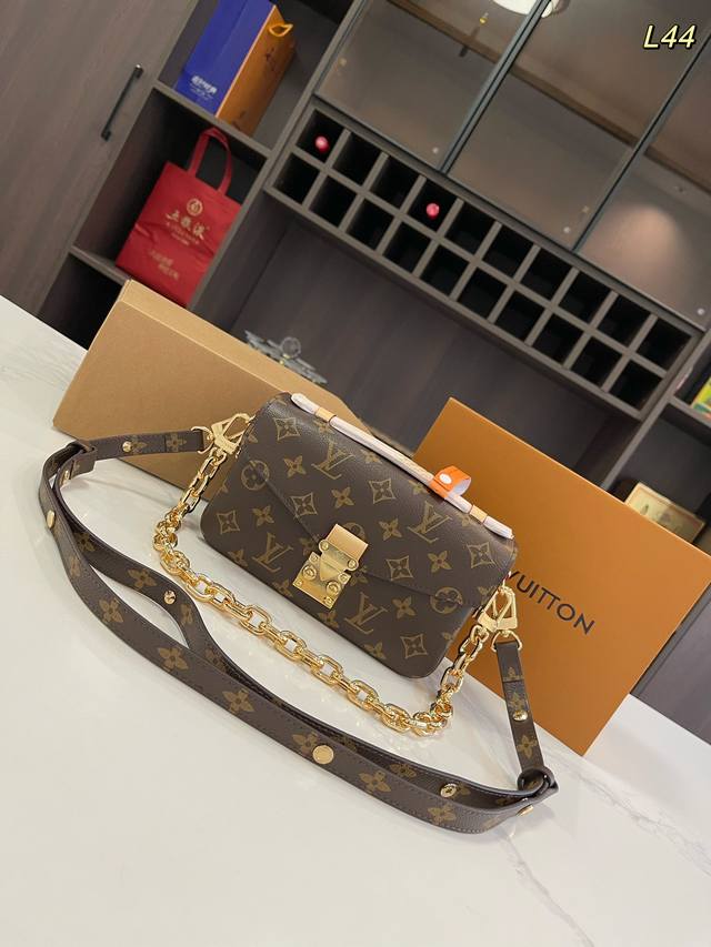 全钢五金 折叠礼盒飞机盒 Size：20*12Cm Lv 新款 小邮差 Metis 跳码芯片版 完美尺寸的lv邮差包来啦 使用率超级高！ Lv 小邮差包~