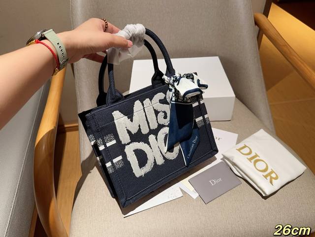 高版本配送丝巾 迪奥dior 24新品winter Miss Dior系列 Tote Book 托特包tote 绝美的梦中情包 尺寸26Cm 礼盒包装 高版本配送丝巾 迪奥dior 24新品winter Miss Dior系列 Tote Book 托特包tote 绝美的梦中情包 尺寸26Cm 礼盒包装