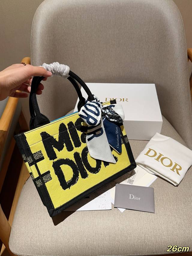 高版本配送丝巾 迪奥dior 24新品winter Miss Dior系列 Tote Book 托特包tote 绝美的梦中情包 尺寸26Cm 礼盒包装
