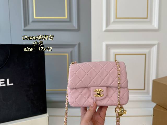 大号 小号 飞机盒折叠盒 Size：22×13大号 17×12小号 Chanel Cf金球斜挎包 包身轻，容量超 香奈儿方胖子金球皮质手感超级好 神奇的小金球能
