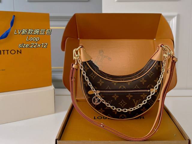 钢五金芯片版 飞机盒折叠盒 Size:22×12 Lv路易威登新款loop豌豆包 本身包型就很独特，也叫月亮包 老花设计，肩带可调节～ 腋下背、斜挎，手提都很好