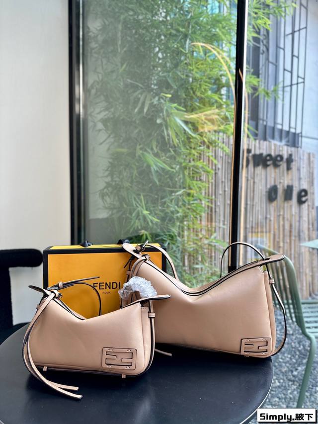 配礼盒包装 哇~芬迪fendi最新包款出来了simply 有两段长度可调 可以有两个背法腋下 斜挎 自重很轻而且很百搭 容量也是妥妥的，日常通行没问题喜欢的朋友