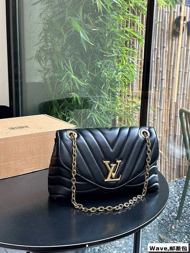 折叠礼盒 Lv 全新 New Wave 邮差包 链条包 V 形波浪纹绗缝的链袋手袋 复古黄金色链幻灯片通过雕刻小孔，而折叠扣件使其柔软.由于它的多个隔间，内部使