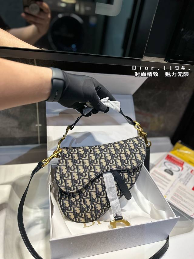 礼盒包装 D家轰动时尚的马鞍包当数老花款最受热捧~每个包柜里都应该有的永恒经典!也必将是一直火爆的传奇之作,Dior Saddle马鞍包,有故事的包包注定不平凡 礼盒包装 D家轰动时尚的马鞍包当数老花款最受热捧~每个包柜里都应该有的永恒经典!也必将是一直火爆的传奇之作,Dior Saddle马鞍包,有故事的包包注定不平凡