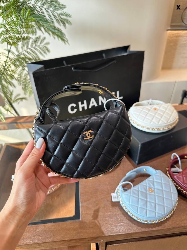 时尚界的新宠儿香奈儿半月包引领a又飒的购买香奈儿半月包,你将获得的不仅是一款时尚单品, 更是一份品味与格调的象征 无论是搭配休闲装还是 正式礼服, 它都能为 你 时尚界的新宠儿香奈儿半月包引领a又飒的购买香奈儿半月包,你将获得的不仅是一款时尚单品, 更是一份品味与格调的象征 无论是搭配休闲装还是 正式礼服, 它都能为 你