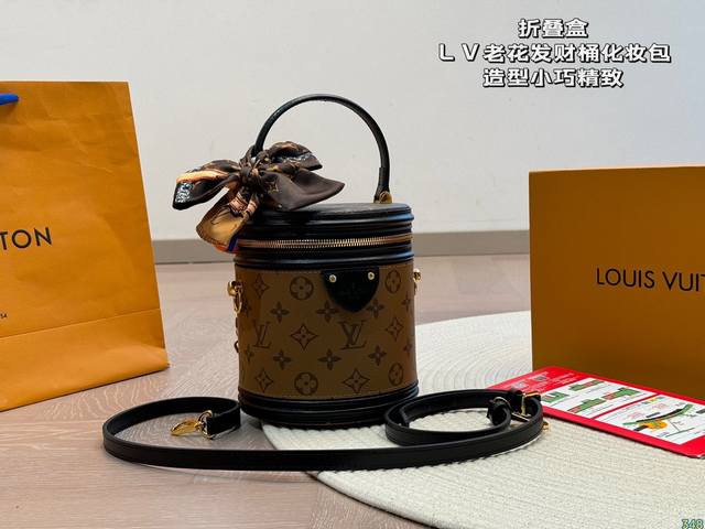 折叠盒 Lv老花发财桶化妆包 造型小巧精致 拎在手里超级显气质 各种风格都hold住 凹造型更是绝 尺寸15 17 折叠盒 Lv老花发财桶化妆包 造型小巧精致 拎在手里超级显气质 各种风格都hold住 凹造型更是绝 尺寸15 17