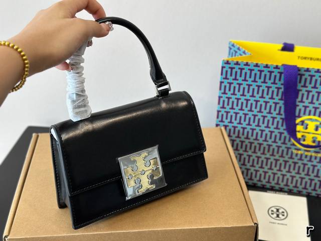 折叠盒 新的bon-Bon迷你顶把包斜挎包。一种新的手袋设计趋势,可以说是市场上结构化的顶部把手形状的趋势。我们的设计团队致力于打造一款时尚前卫的顶把包,采用全 折叠盒 新的bon-Bon迷你顶把包斜挎包。一种新的手袋设计趋势,可以说是市场上结构化的顶部把手形状的趋势。我们的设计团队致力于打造一款时尚前卫的顶把包,采用全