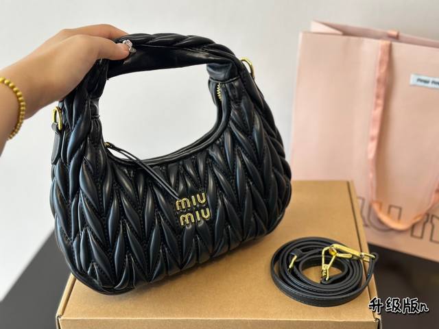 配盒 尺寸27.19 Miu Miu Hobo手提包 又酷又有颜 最佳出行单品 颜值很到位 实用性非常可