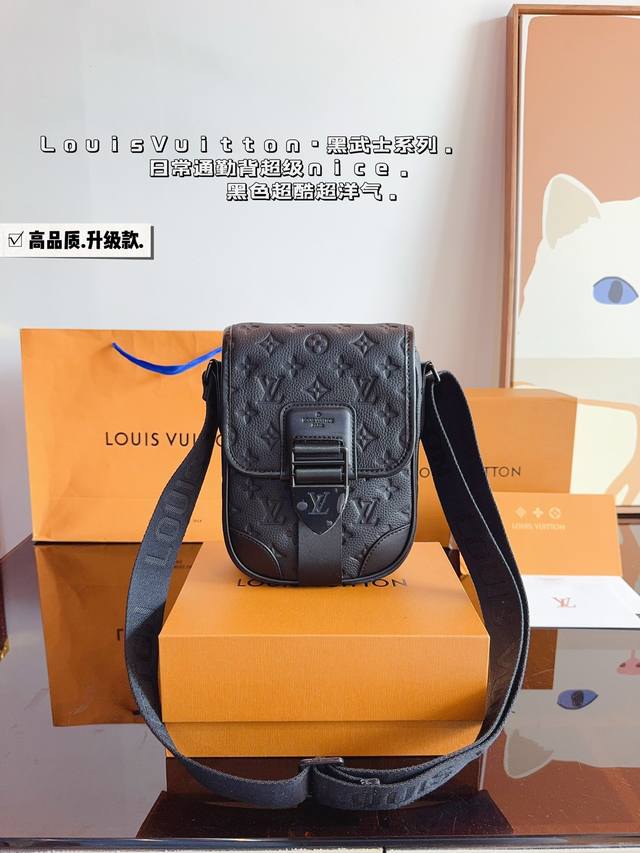 配礼盒 Lv 路易威登2024男士s-Lock 老花斜挎差包手机包 新品 绝绝子了 男士小包 手机包斜挎包背上就是那纯纯帅气男孩 尺寸：16*7*23Cm