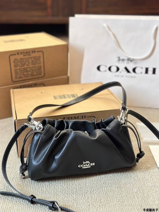 牛皮版本 小号 Coach 8月新款单肩背包 蔻驰新品怎么有这么好看的云朵包啊 柔软舒适的质感与云朵的形状巧妙结合 包口抽绳磁扣设计 更具设计感 包包容量也挺大 牛皮版本 小号 Coach 8月新款单肩背包 蔻驰新品怎么有这么好看的云朵包啊 柔软舒适的质感与云朵的形状巧妙结合 包口抽绳磁扣设计 更具设计感 包包容量也挺大