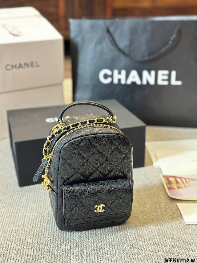 鱼子纹小牛皮 升级调节扣 可斜挎 Chanel 双肩包 慵懒随性又好背 上身满满的惊喜 高级慵懒又随性 彻底心动的一只 Size：15 20Cm