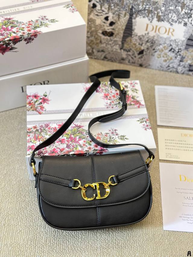 牛皮版本 Dior Montaigne 蒙田，随性精致，超级心动了今年 今年的新款真的非常好看 打破了对传统“优雅、女人味”的定义讲诉健康活力的优 雅与美丽 有