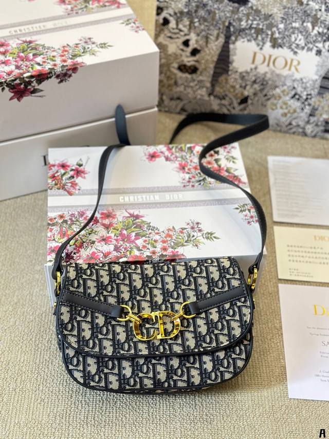 牛皮版本 Dior Montaigne 蒙田，随性精致，超级心动了今年 今年的新款真的非常好看 打破了对传统“优雅、女人味”的定义讲诉健康活力的优 雅与美丽 有