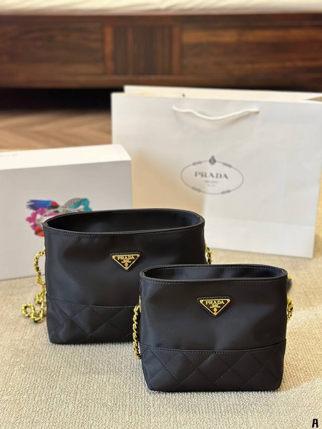 帆布 朱珠同款 轻便又好看 P家降落伞系列 真希望它家能一直坚持做这种日常款！轻便实用又很潮 简简单单的时尚感！太爱了~ 尺寸大号25 20Cm 小号20 17