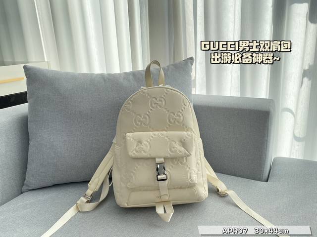 无盒 Size:30×44 Gucci酷奇 男士双肩包 百搭到没朋友 就是酷 时尚感超强 辦识度很高 容量大很能装，上身也帅气