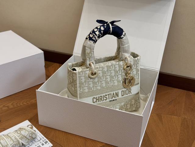 配折叠盒 Size:24*20Cm 迪奥 刺绣戴妃包 现代休闲且优雅 刺绣宽肩带 特别!特别!!! 配折叠盒 Size:24*20Cm 迪奥 刺绣戴妃包 现代休闲且优雅 刺绣宽肩带 特别!特别!!!