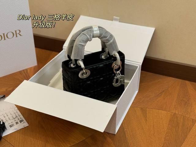 配盒 Size:17Cm 3格 Lady 返场! 迪奥戴妃,超级养眼哦! 高端品质,随意对比细节, ..不要太上头哦亲! 配盒 Size:17Cm 3格 Lady 返场! 迪奥戴妃,超级养眼哦! 高端品质,随意对比细节, ..不要太上头哦亲!