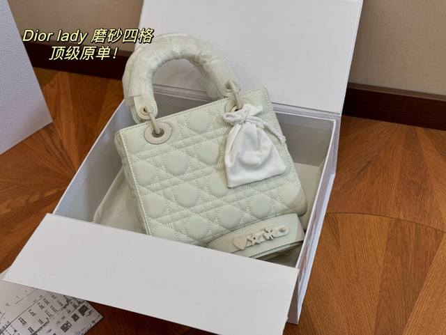 配盒 尺寸：20Cm 高品版.升级顶级原单出货 迪奥 戴妃磨砂款 搭配最新的肩带 更加加分！！ 小牛皮材质！