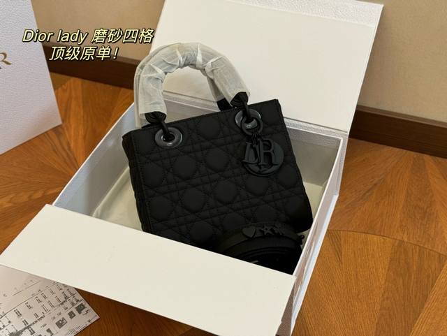 配盒 尺寸：20Cm 高品版.升级顶级原单出货 迪奥 戴妃磨砂款 搭配最新的肩带 更加加分！！ 小牛皮材质！
