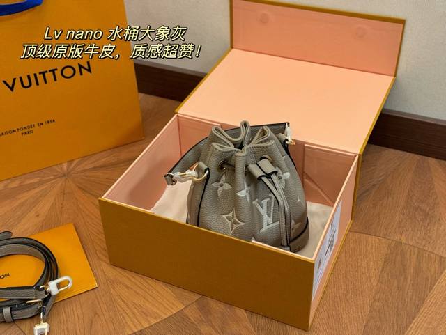 配盒 牛皮 Size:13*16Cm Lv升级版nano 大象灰小水桶 终于等到这个质感啦! 纯皮的质感超好 耐磨耐用! Lnoe大象灰 太适合我了 配盒 牛皮 Size:13*16Cm Lv升级版nano 大象灰小水桶 终于等到这个质感啦! 纯皮的质感超好 耐磨耐用! Lnoe大象灰 太适合我了