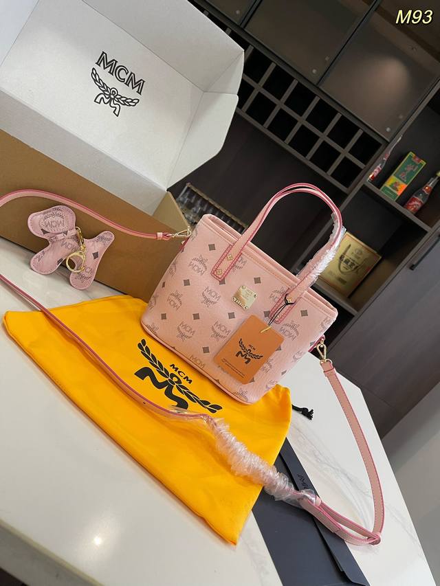 专柜原版礼盒 Size:20*20Cm Mcm 菜篮子 新款购物袋 菜篮子手提肩背超实用 原单正品东莞mcm国内代工厂代加工全包正品工序全方位对花每一针每一线纯 专柜原版礼盒 Size:20*20Cm Mcm 菜篮子 新款购物袋 菜篮子手提肩背超实用 原单正品东莞mcm国内代工厂代加工全包正品工序全方位对花每一针每一线纯