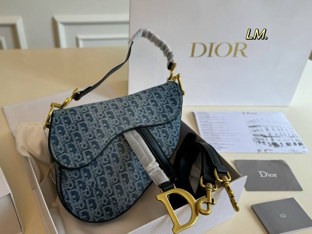 折叠盒 Size:24×20 Dior 迪奥新款丹宁牛仔马鞍包 将帅气和优雅两种不同风格碰撞一起. 融合了新一代女性的时髦与个性~ 百搭的程度可以让你惊艳且满意 折叠盒 Size:24×20 Dior 迪奥新款丹宁牛仔马鞍包 将帅气和优雅两种不同风格碰撞一起. 融合了新一代女性的时髦与个性~ 百搭的程度可以让你惊艳且满意