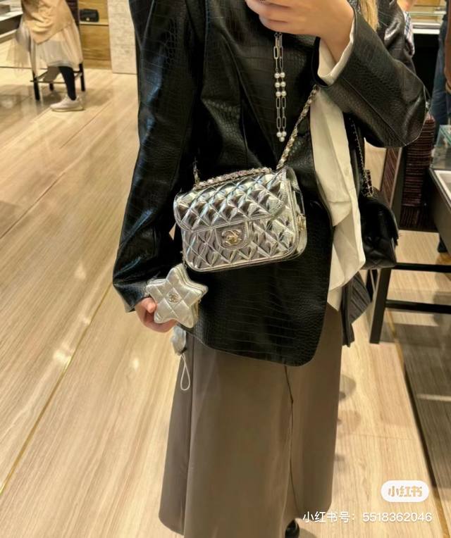 悄悄分享一只chanel链条hobo一眼就再也忘不掉的包 怎么会有又美又实用的包啊任何场合都hold住 尺寸21*15 悄悄分享一只chanel链条hobo一眼就再也忘不掉的包 怎么会有又美又实用的包啊任何场合都hold住 尺寸21*15