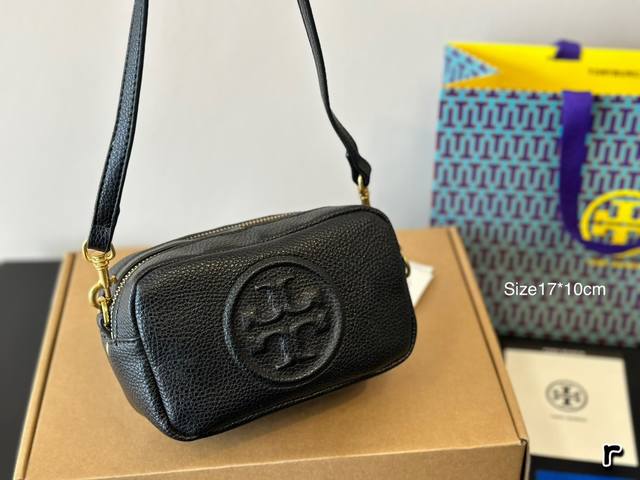 Toryburch Perry 相机包推荐，简单实用的一款小包，没有太多金属链，很低调很实用，最坚实的荔枝纹，柔软舒适耐用 尺寸1710