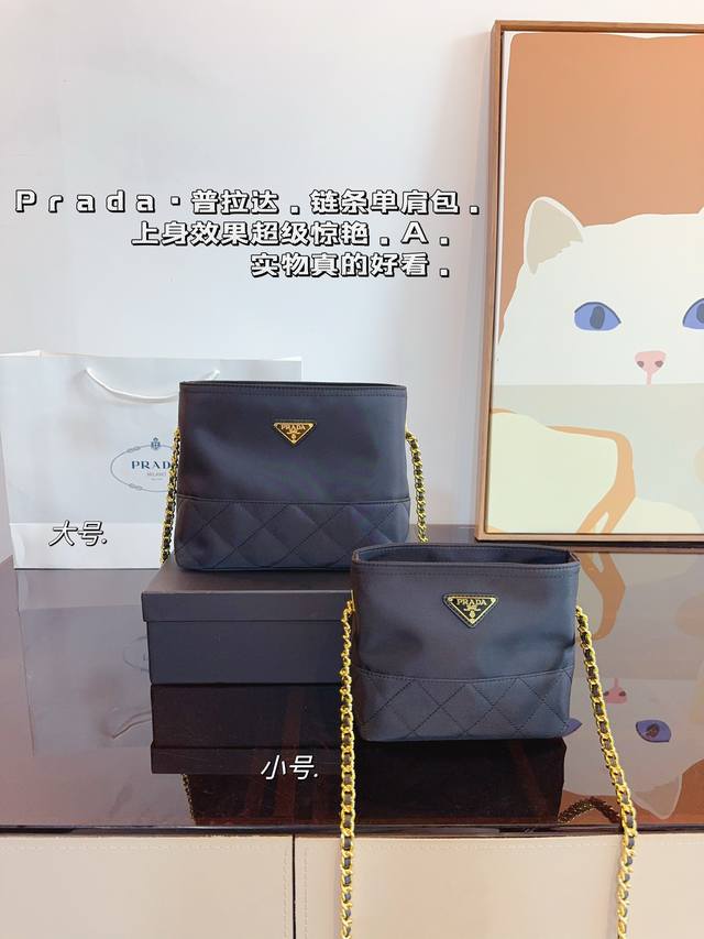 配礼盒. 普拉达prada 菱格托特包 材质耐造耐磨 设计简约 包身轻便日常造不心疼 黑色万年长青款 上身酷！时髦！尺寸：25*8*20 18*6*11Cm