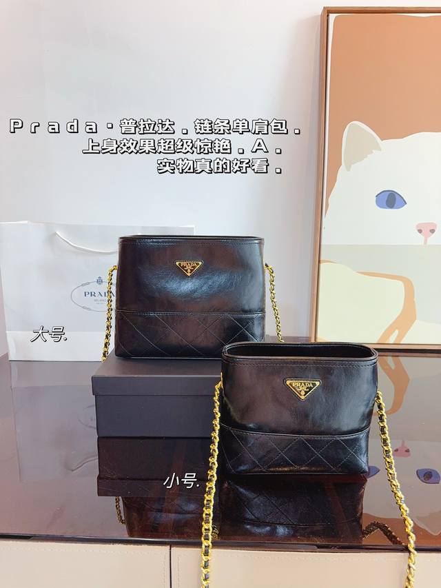 配礼盒. 普拉达prada 菱格托特包 材质耐造耐磨 设计简约 包身轻便日常造不心疼 黑色万年长青款 上身酷！时髦！尺寸：25*8*20 18*6*11Cm