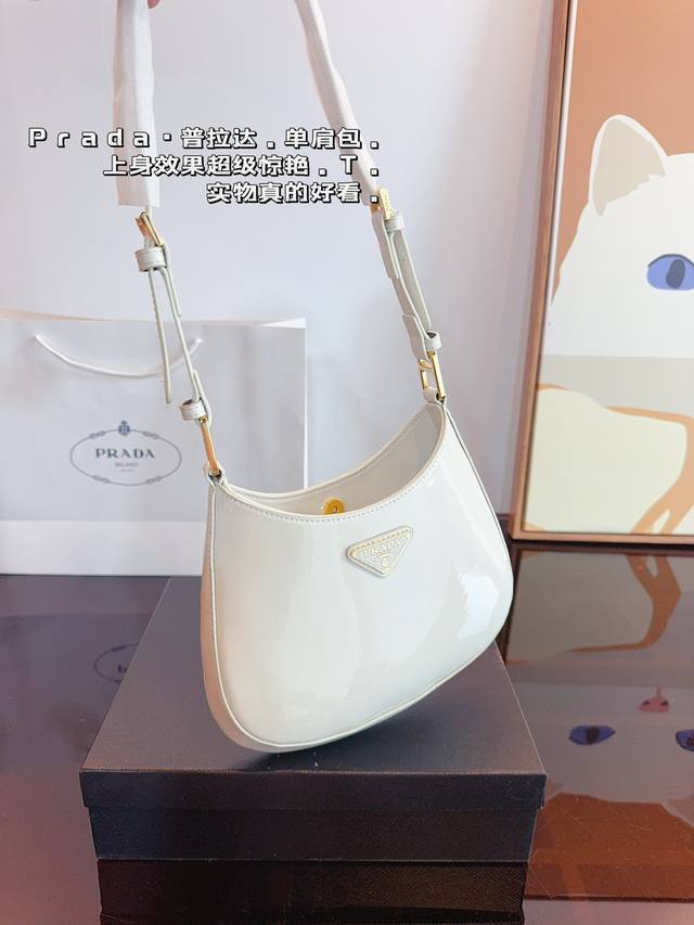 配礼盒 普拉达今年真的太流行中古腋下包了 一款sportsexy风格包包 超级喜欢它简单有质感的设计，上身性感而帅气，很能装而且方便啊！ 无敌时髦洋气～尺寸：2
