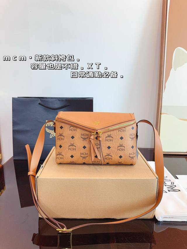 配礼盒. Mcm 24秋冬新品 3D立体廓形斜挎包 细节到位，本就是今年的大热款，顶级原单版 每个品牌都相序推出 了自己的马鞍包特色， 这款真的是俏皮款，背上让
