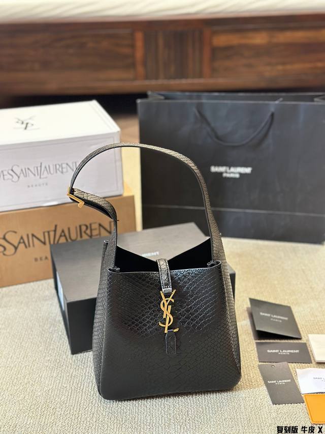 牛皮版本 Ysl Hobo腋下 水桶包 Ysi家当之无愧的入门经典款 超级耐燥这个皮质真的是我最爱的皮质之一不怕刮牛皮的纹理也有质感 相比金链我更喜欢链非常耐看