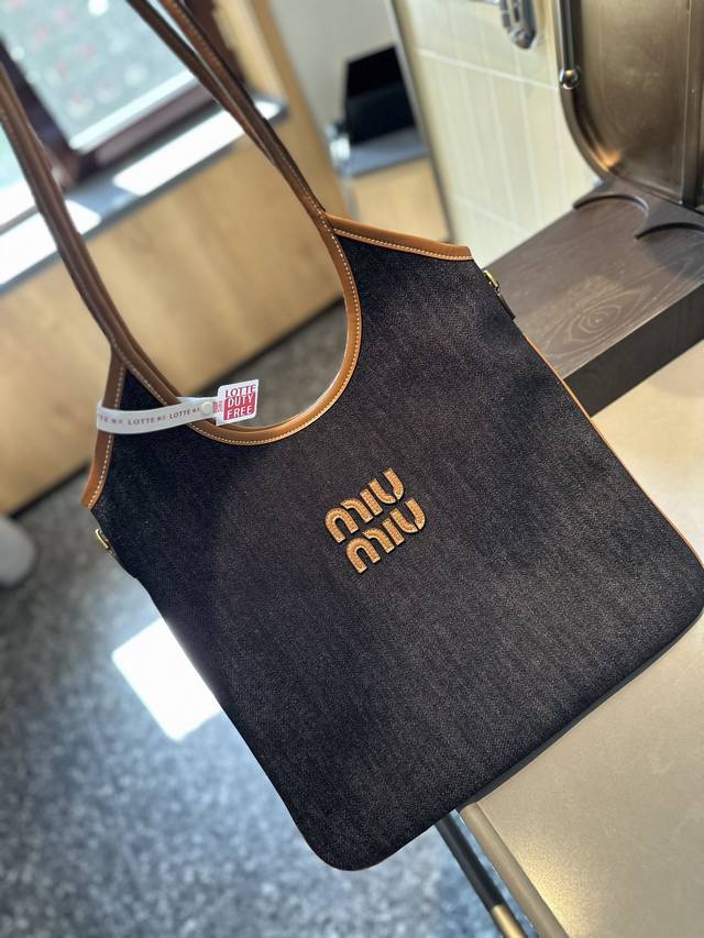 礼盒包装 Miumiu 伊势丹限定 托特包 Miumiu伊势丹限定款tote 也太好看了 Miumiu 这款tote 可能是它家出过的包里我最喜欢的一款 尺寸