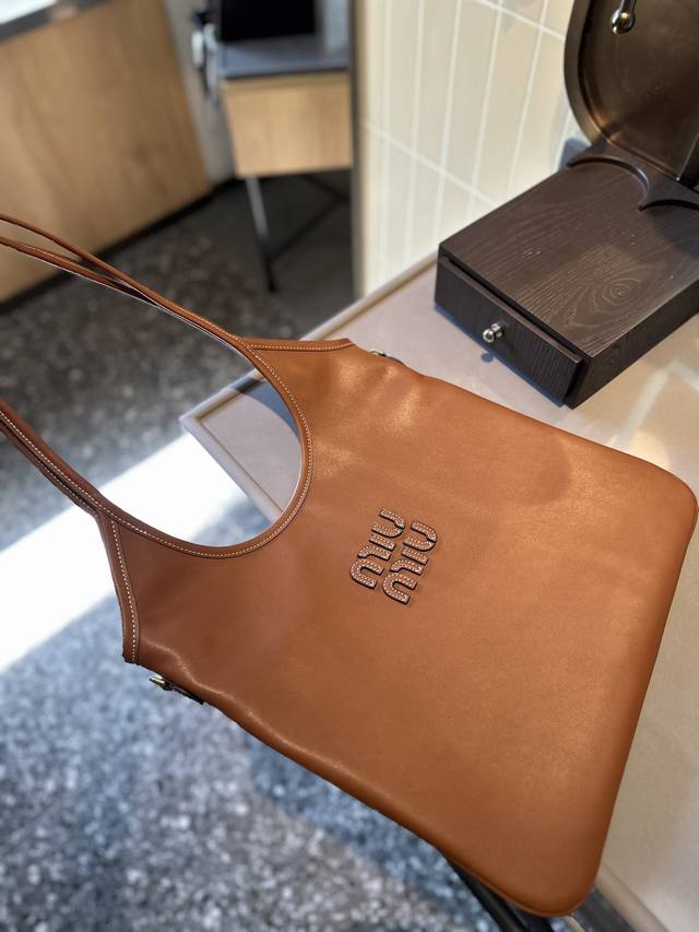 礼盒包装 Miumiu 伊势丹限定 托特包 Miumiu伊势丹限定款tote 也太好看了 Miumiu 这款tote 可能是它家出过的包里我最喜欢的一款 尺寸