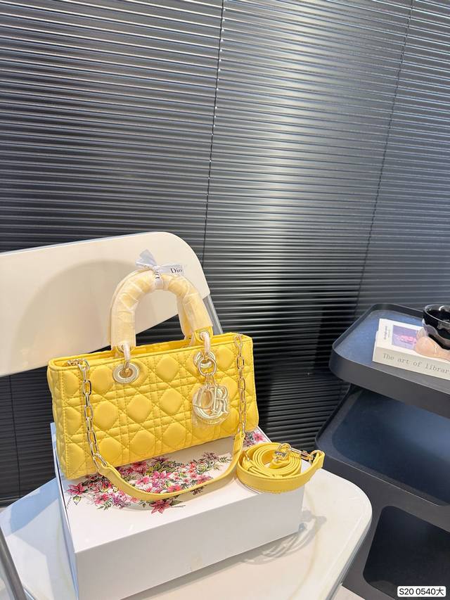 大号 配折叠盒子 迪奥横版戴妃包 Sdior戴妃包太好看了吧！ 优雅指数拉满 搭配简洁风格的衣服整个人气质就上来了 而且容量完全可以满足日常要求 日常聚会逛街都