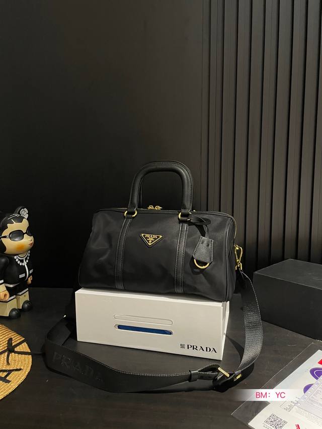 Prada 普拉达 包包自重很轻 容量大 颜色超百搭 休闲的酷女孩一定要入 尺寸30*17