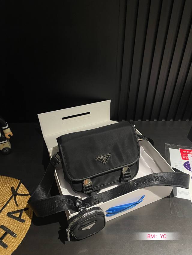 配折叠礼盒 Prada 普拉达 包包自重很轻 容量大 颜色超百搭 休闲的酷女孩一定要入 尺寸22*16