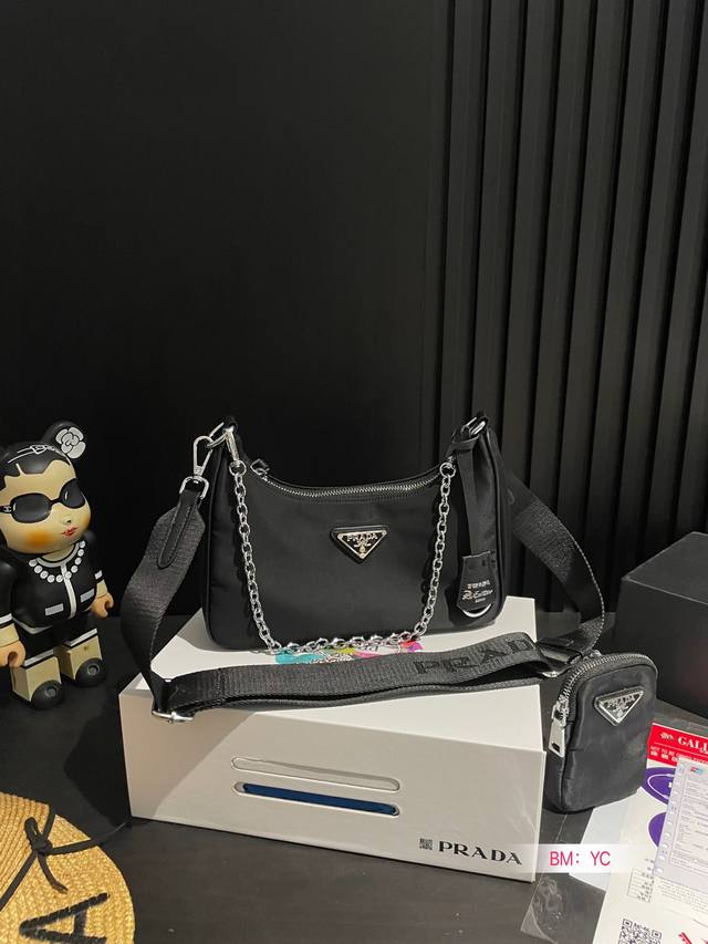 配盒 Prada 普拉达 包包自重很轻 容量大 颜色超百搭 休闲的酷女孩一定要入 尺寸25*12